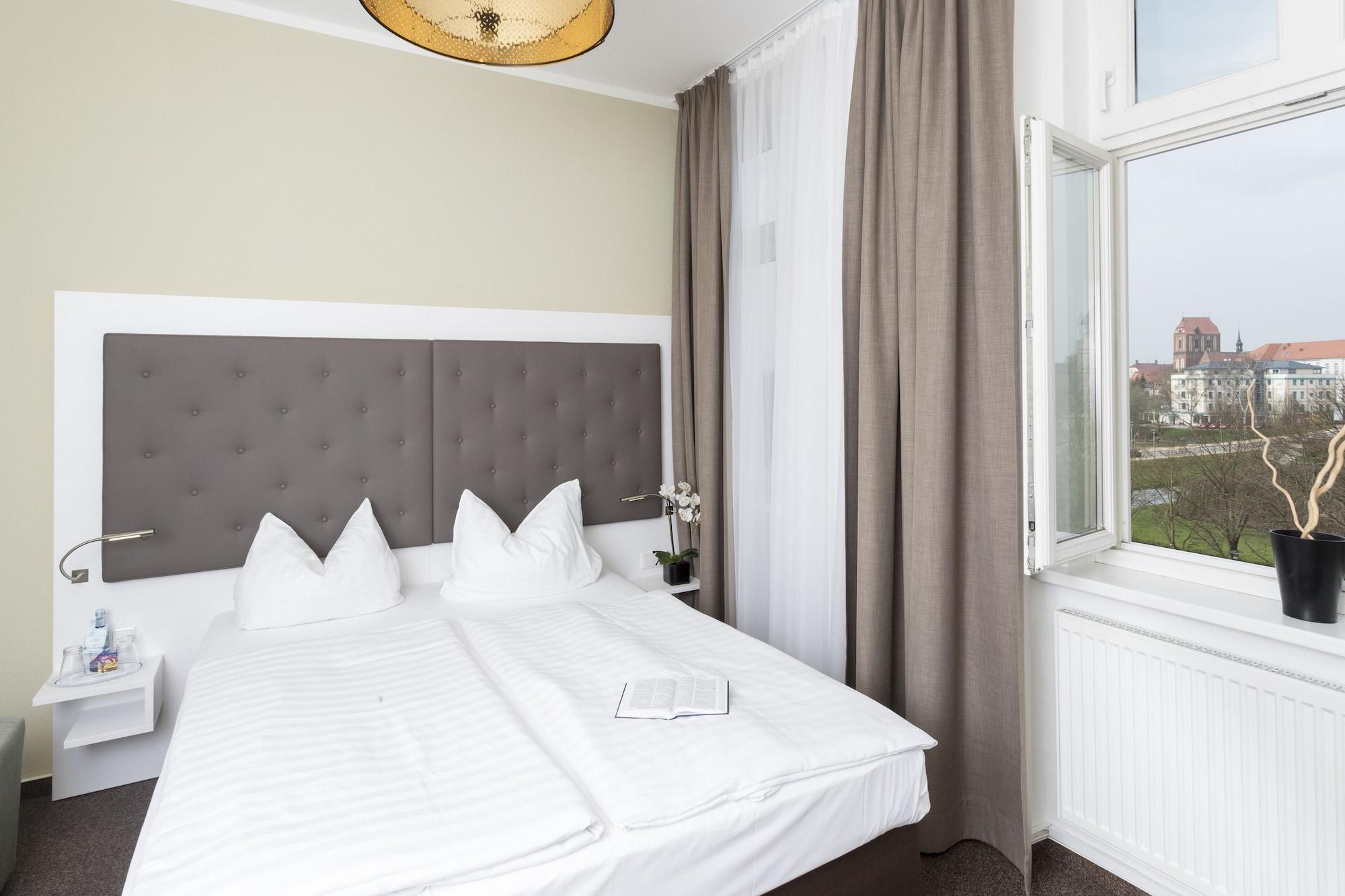 Hotel Am Schlosspark Güstrow Buitenkant foto