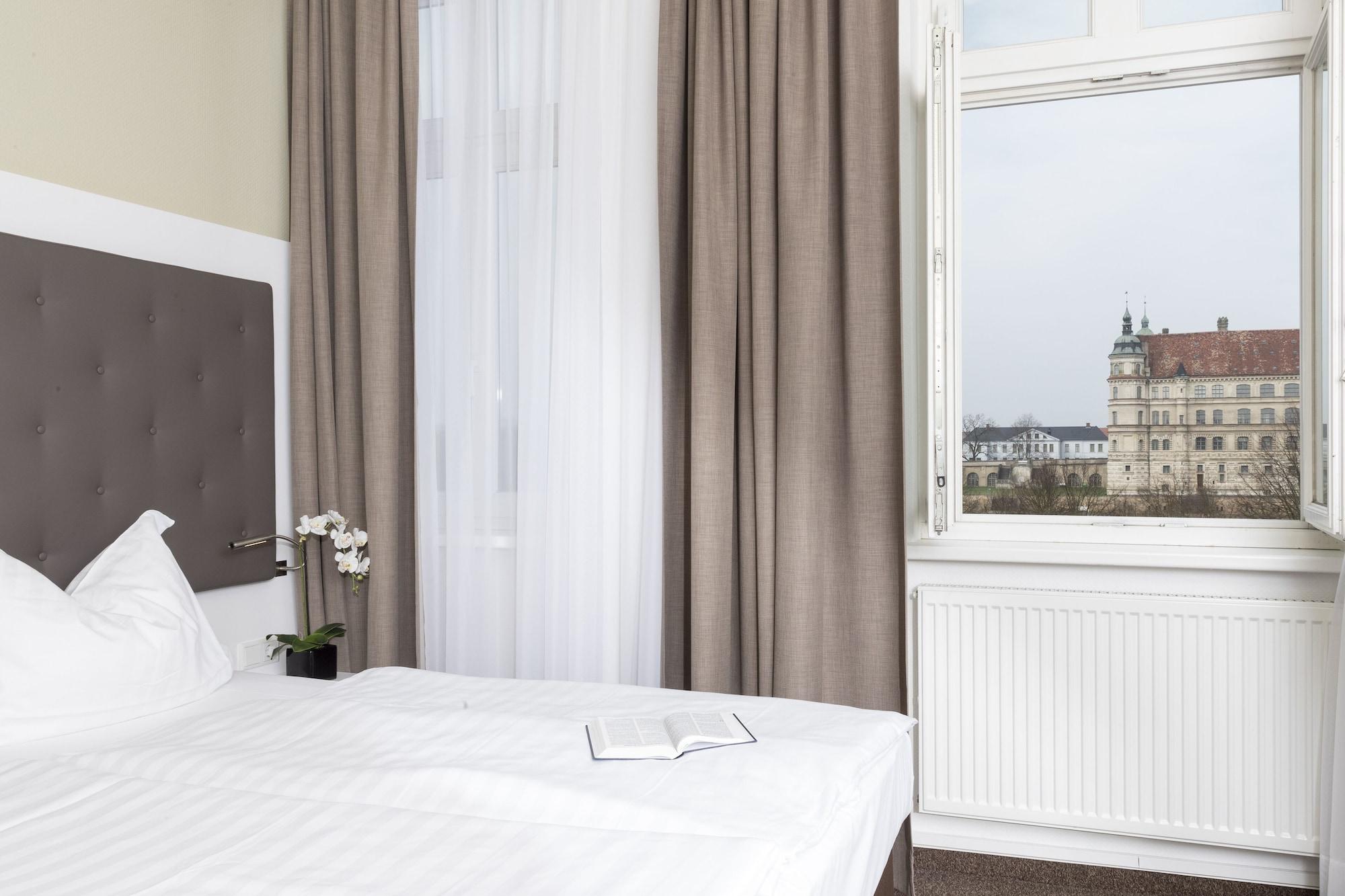 Hotel Am Schlosspark Güstrow Buitenkant foto
