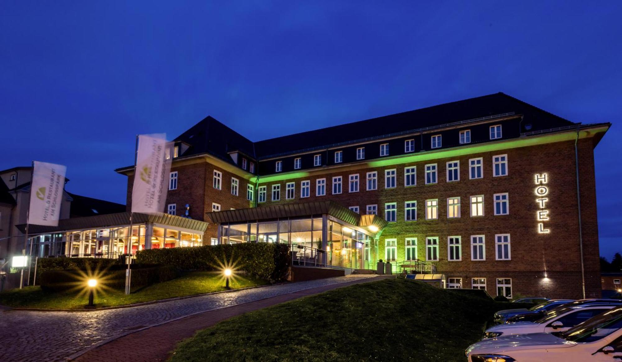 Hotel Am Schlosspark Güstrow Buitenkant foto