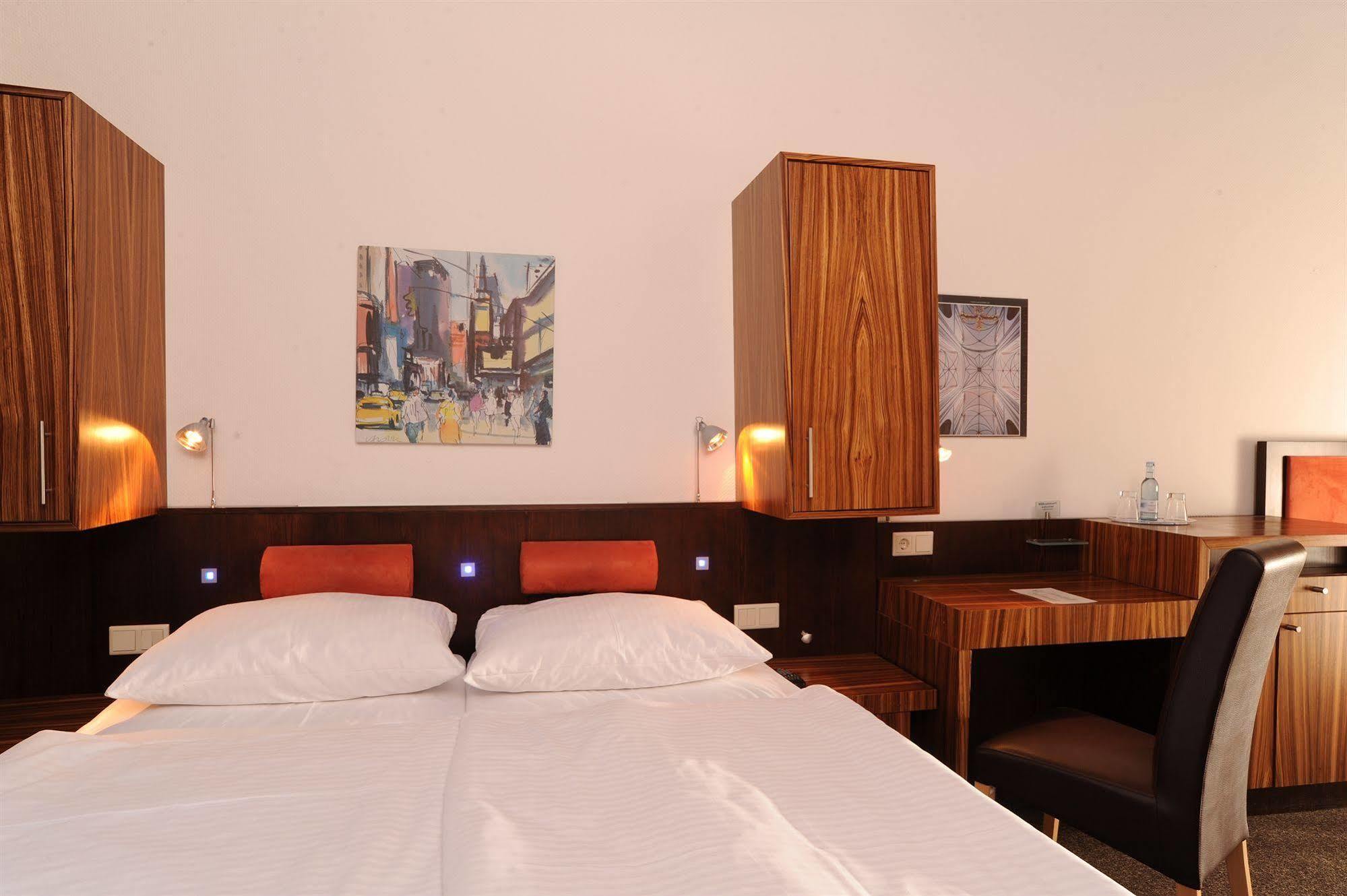 Hotel Am Schlosspark Güstrow Buitenkant foto