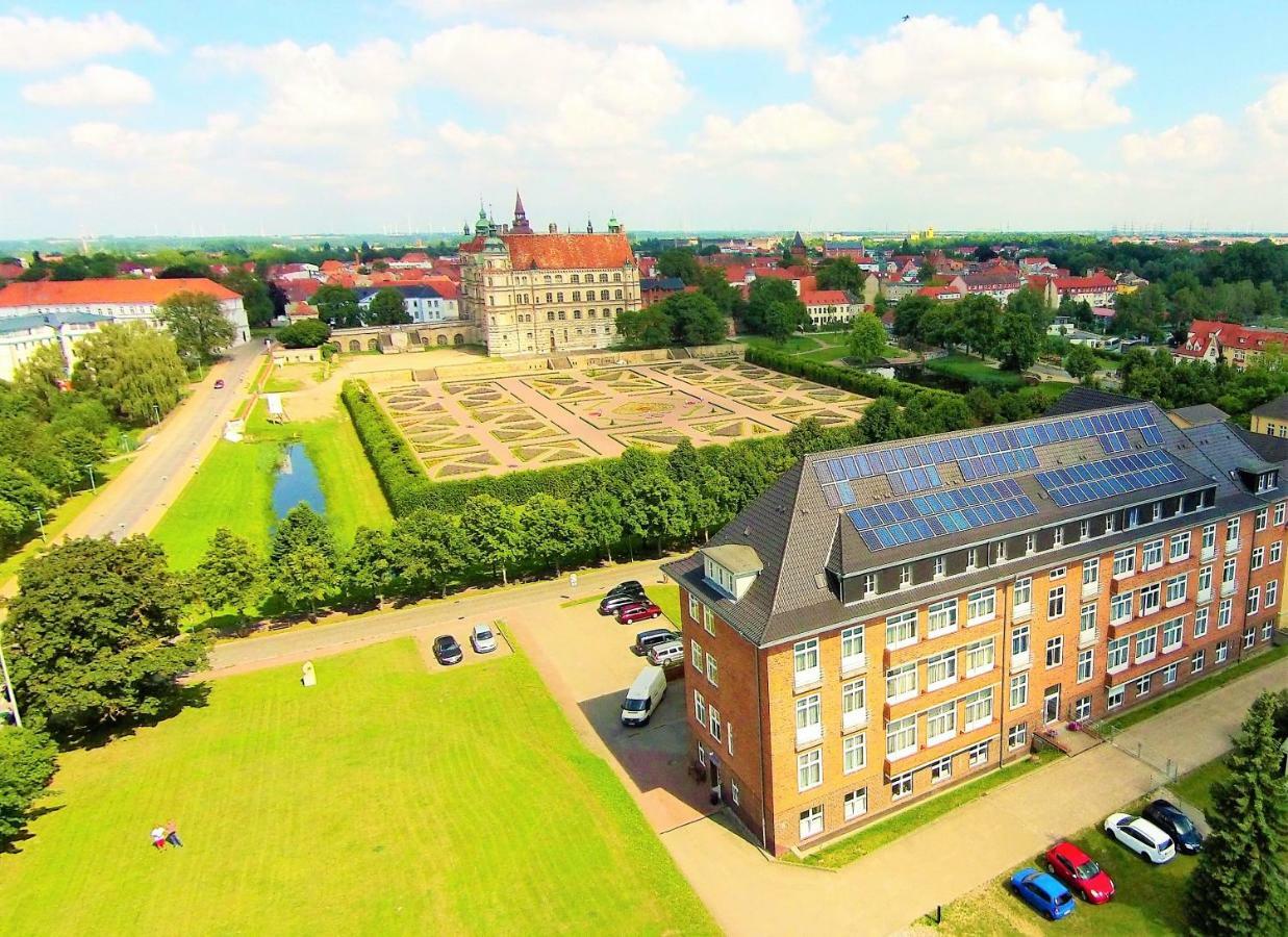 Hotel Am Schlosspark Güstrow Buitenkant foto